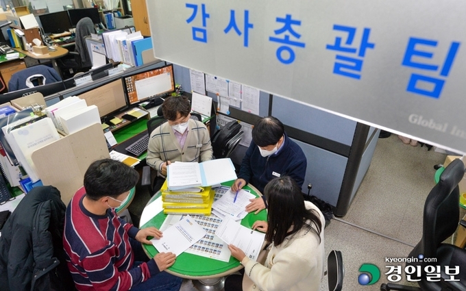 32년 만에 전면 개정된 지방자치법이 지난 13일부터 시행됐다. 주민 주도로 정책을 제안하고 생활 밀착형 행정서비스를 제공하는 '자치분권 2.0' 시대를 열겠다는 취지다. 지역 곳곳에선 허울뿐인 지방자치에서 벗어서 주민감사 청구 자격 완화 등 정책 참여가 강화되며 진정한 자치시대가 열릴 것이라 기대를 모으고 있다. 2022.1.25 /김도우기자 pizza@kyeongin.com