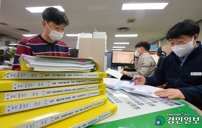 행정안전부가 주민자치회 시범사업을 활성화하면서 전국적으로 주민자치회가 확산하고 있지만 지역 특성마다 활성화 정도가 다른 데다 일부 주민자치회는 '그들만의 리그'로 전락해 주민갈등을 유발하기도 한다. 2022.1.25 /김도우기자 pizza@kyeongin.com