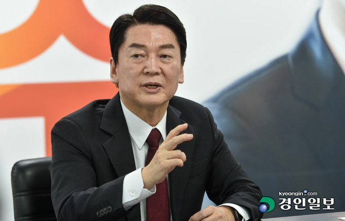 안철수 국민의당 대선 후보가 지난 25일 오후 서울 여의도 국민의당 선거사무실에서 진행된 한국지방신문협회와의 인터뷰에서 발언하고 있다. 2022.1.25 /김도우기자 pizza@kyeongin.com