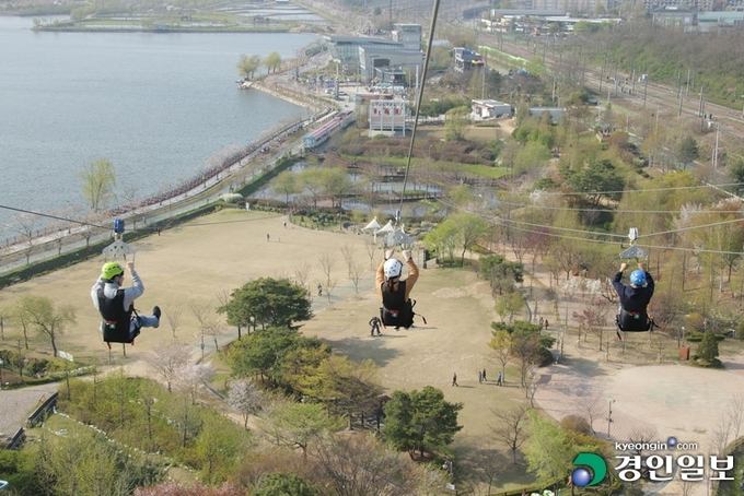 사진은 왕송호수와 자연학습공원의 풍경을 감상하며 스릴을 즐길 수 있는 의왕스카이레일 모습. /의왕시 제공