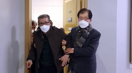 강윤호씨(사진 왼쪽)가 27일 사북항쟁 관련자로 유죄 선고 42년 만에 무죄를 선고받고 법정을 나서고 있다.