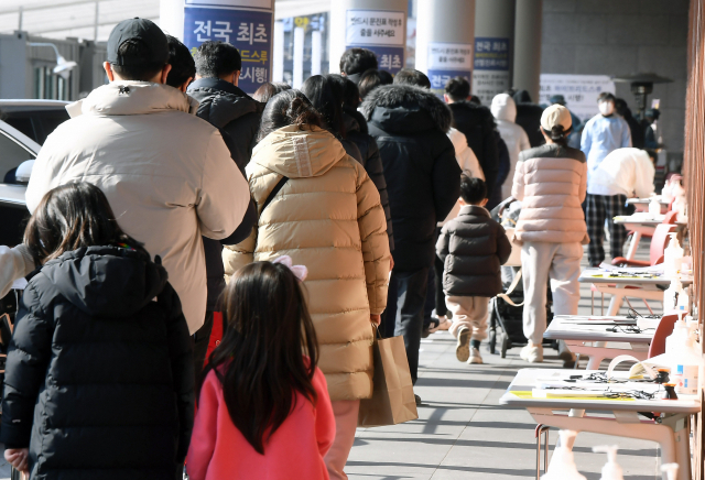 26일 오후 창원시 의창구 한양대학교 창원한마음병원 코로나19 선별진료소에서 시민들이 검사를 기다리고 있다./김승권 기자/