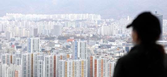 2021년 11월 22일 대전 보문산 전망대에서 한 시민이 아파트 단지를 바라보고 있다. 최은성 기자