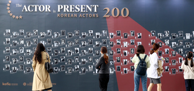 지난해 부산국제영화제가 열린 영화의전당에서 시민들이 광장에 설치된 200명의 배우 사진을 둘러보고 있다. 부산일보DB