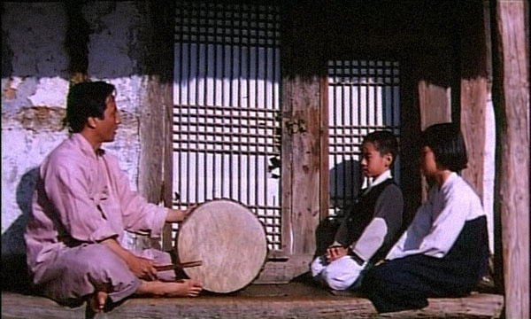 어린 송화와 동호가 아버지 유봉에게서 판소리를 배우고 있는 모습.