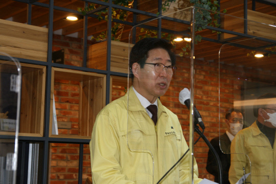 3일 프레스실에서 양승조 충남지사는 긴급 기자회견을 열고 "이재명 대선 후보가 육군사관학교를 경북 안동으로 이전하겠다는 공약을 냈다"며 "이 후보의 갑작스러운 발언에 220만 충남도민과 당혹스러운 입장이다"고 밝혔다.