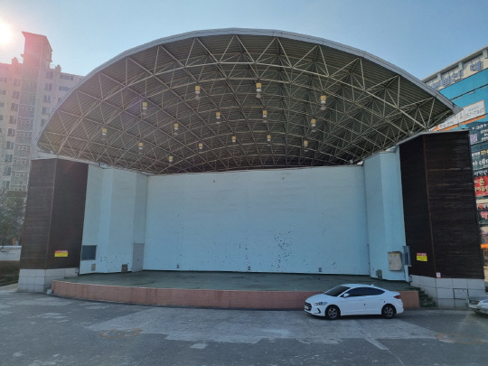 지난달 31일 오전 중구 서대전시민공원 야외음악당 전경. 취객들이 던진 돌에 칠이 벗겨졌지만 보수되지 않고 있다. 이태민 기자