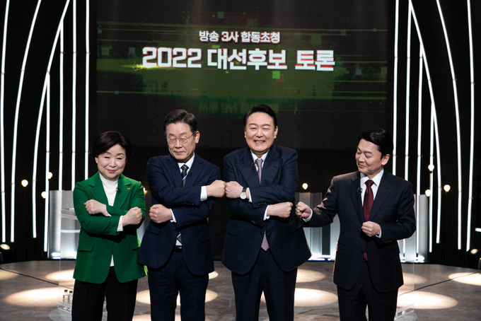 지상파 방송 3사가 공동주최한 대선후보토론회가 열린 3일 서울 KBS 스튜디오에서 정의당 심상정 · 더불어민주당 이재명 · 국민의힘 윤석열 · 국민의당 안철수 대선후보(왼쪽부터)가 토론회 전 기념촬영을 하고 있다. 2022.2.3 /국회사진기자단