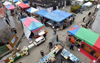 인제전통시장에서 장을 보고 있는 주민들. 사진=신세희기자