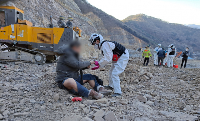 3일 오전 8시 35분께 창원시 마산합포구 진북면 망곡리의 한 채석장에서 화약폭발 사고가 발생해 구급대원이 다친 작업자를 치료하고 있다./창원소방본부/