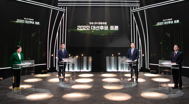 지상파 방송 3사가 공동주최한 대선후보토론회가 열린 3일 서울 KBS 스튜디오에서 정의당 심상정 · 더불어민주당 이재명 · 국민의힘 윤석열 · 국민의당 안철수 대선후보(왼쪽부터)가 토론을 하고 있다. <국회사진기자단>