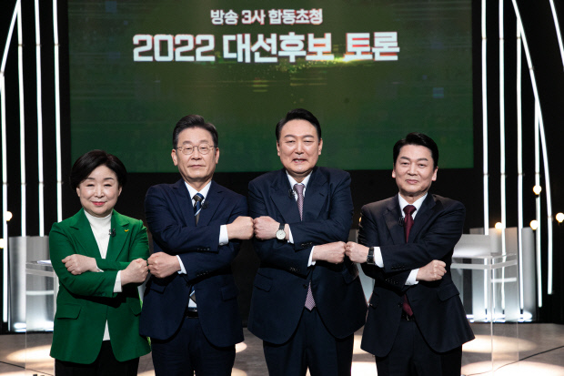 지상파 방송 3사가 공동주최한 대선후보토론회가 열린 3일 서울 KBS 스튜디오에서 정의당 심상정 · 더불어민주당 이재명 · 국민의힘 윤석열 · 국민의당 안철수 대선후보(왼쪽부터)가 토론회 전 기념촬영을 하고 있다. /국회사진기자단