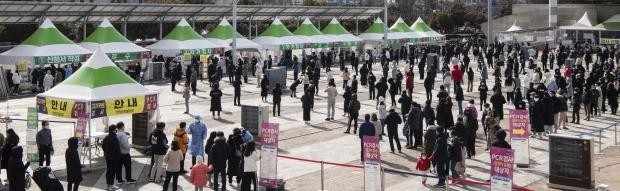코로나19 누적 확진자가 100만명을 넘어선 6일 오후 광주시청 선별진료소에서 시민들이 검사를 위해 줄을 서있다./최현배 기자choi@kwangju.co.kr