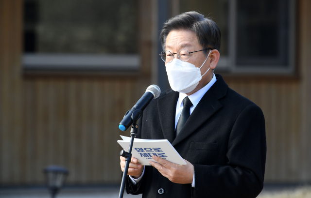 6일 오후 김해시 진영읍 봉하마을을 찾은 이재명 더불어민주당 대선후보가 고 노무현 전 대통령 사저에서 남부 수도권 조성 공약 발표를 하고 있다./성승건 기자/