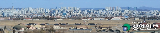 다가오는 대선과 지방선거를 앞두고 수원화성 군 공항 이전 추진이 탄력을 받을 수 있을지 주목되고 있다. 사진은 6일 수원시 도심과 화성시 경계에 위치한 공군 제10전투비행단 군 공항. 2022.2.6 /김금보기자 artomate@kyeongin.com