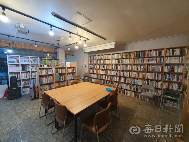 경주 불국사와 가까이에 있는 동네책방 '신촌서당'. 김태진 기자