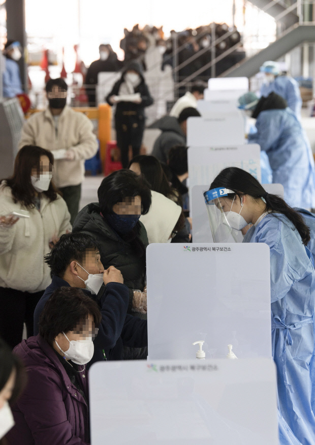 7일 오전 광주 북구선별진료소에서 시민들이 코로나19 신속항원검사를 하고 있다. /최현배 기자choi@kwangju.co.kr