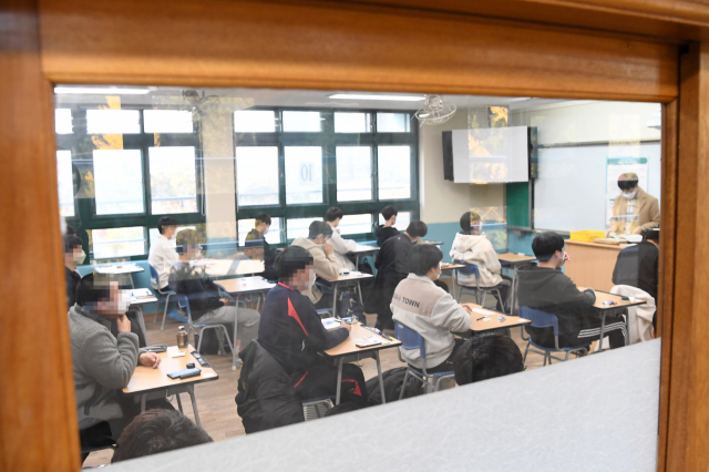 지난해 11월 창원중앙고에 마련된 시험장에서 수능 시험을 준비하고 있는 수험생들.