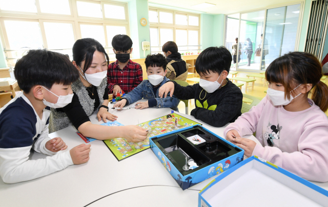 창원 명서초 별관의 경남도교육청 거점통합돌봄센터 ‘늘봄’에서 어린이들이 놀이를 하고 있다./경남신문DB/