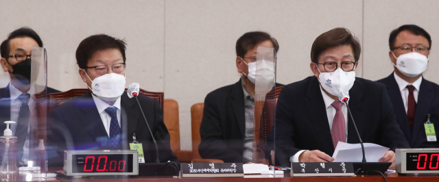 박형준 부산시장(오른쪽)과 김영주 2030부산세계박람회유치위원회 위원장이 9일 국회 산업통상자원중소벤처기업위원회 회의실에서 열린 '2030 부산세계박람회 유치지원 특별위원회' 전체회의에 참석해 인사말을 하고 있다. 김종호 기자 kimjh@