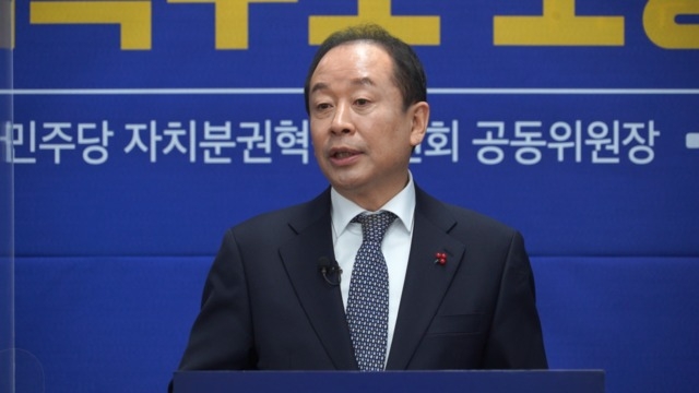 전주시장 후보에 출마한 임정엽 전 완주군수가 8일 전주시청에서 가진 정책발표회를 열었다.