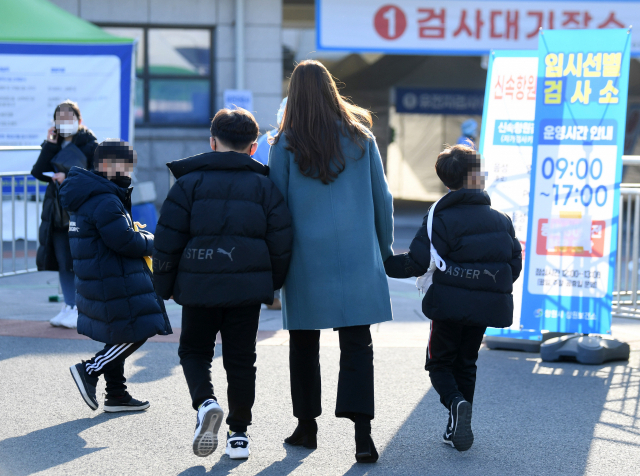 8일 오후 한 가족이 창원시 성산구 창원 만남의광장에 마련된 코로나19 임시 선별진료소를 찾고 있다./김승권 기자/