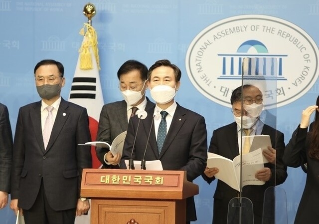 김동원 국가거점국립대학교총장협의회 회장(전북대 총장)이 9일 국회에서 기자회견을 열고, 지방대학을 살리기 위한 대선 공약을 제안하고 있다. 사진=국가거점국립대학교총장협의회
