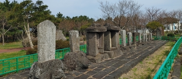 화북 비석거리. 1800년대 후반 제주목사 등 열세 명의 지방관들의 선정을 기리는 공덕비들이 있다.