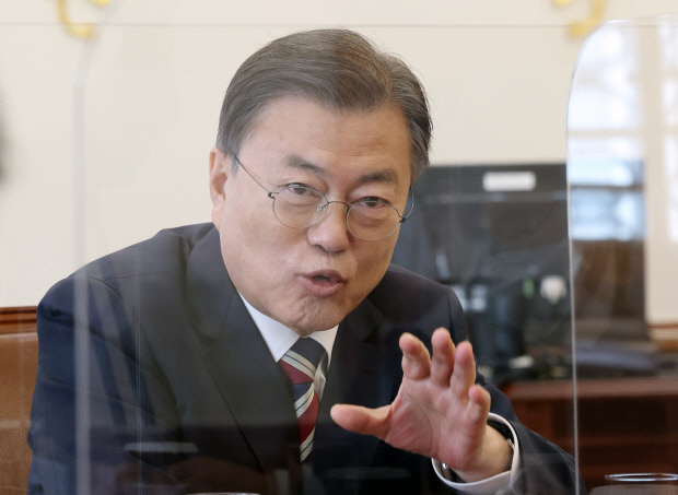 문재인 대통령이 청와대에서 아시아·태평양지역 뉴스통신사 교류협력체 ‘아태뉴스통신사기구’(OANA)의 의장사인 연합뉴스 및 세계 7대 통신사와 서면인터뷰를 한 후 사진 촬영에 임하고 있다. /아태뉴스통신사기구 합동취재단