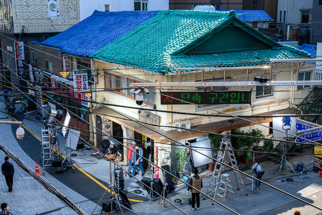 부산 동구 초량동에서 영화 '비와 당신의 이야기'를 촬영하는 모습. 부산영상위원회 제공