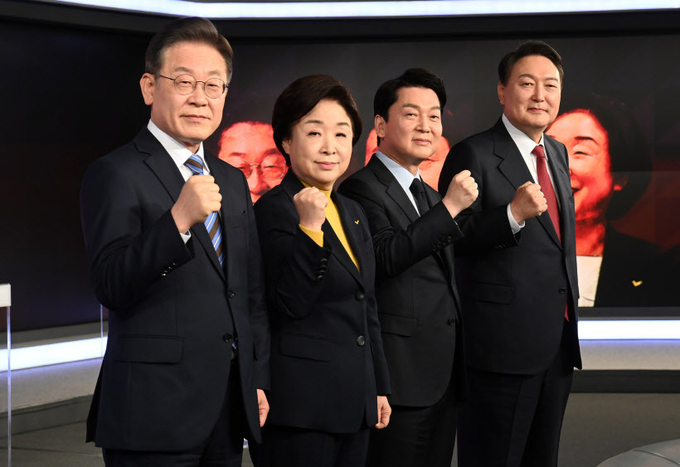 더불어민주당 이재명, 정의당 심상정, 국민의당 안철수, 국민의힘 윤석열 대선후보(왼쪽부터)가 11일 오후 서울 중구 매경미디어센터에서 열린 한국기자협회 주최 방송 6개사 공동 주관 2022 대선후보 초청 토론회 시작에 앞서 기념촬영을 하고 있다. 2022.2.11 /국회사진기자단
