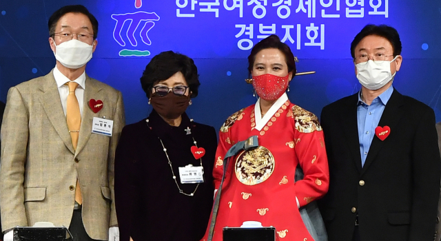 한국여성경제인협회 경북지회는 지난 10일 저녁 경주힐튼호텔에서 류병선(왼쪽서 두번째) 제2대 회장 이임식과 김명량(왼쪽서 세번째) 제3대 회장 취임식을 개최했다