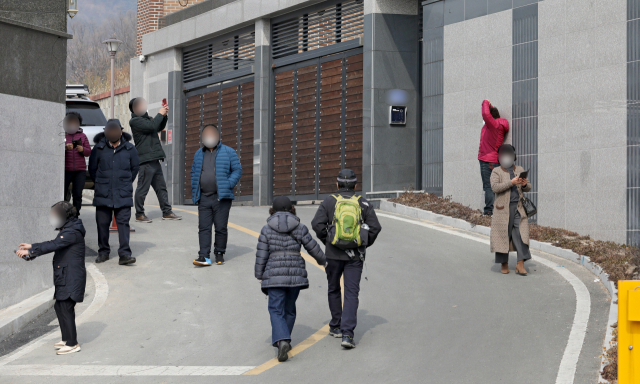 13일 오후 박근혜 전 대통령이 퇴원 후 머물 것으로 알려진 대구 달성군 사저에 지지자들이 발길이 이어지고 있다. 김영진 기자 kyjmaeil@imaeil.com