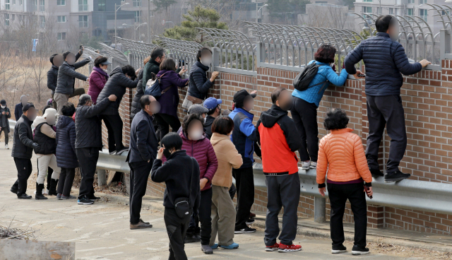 13일 오후 박근혜 전 대통령이 퇴원 후 머물 것으로 알려진 대구 달성군 사저에 지지자들이 발길이 이어지고 있다. 김영진 기자 kyjmaeil@imaeil.com