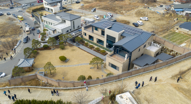 13일 오후 박근혜 전 대통령이 퇴원 후 머물 것으로 알려진 대구 달성군 사저에 지지자들이 발길이 이어지고 있다. 김영진 기자 kyjmaeil@imaeil.com