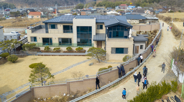 13일 오후 박근혜 전 대통령이 퇴원 후 머물 것으로 알려진 대구 달성군 사저에 지지자들이 발길이 이어지고 있다. 김영진 기자 kyjmaeil@imaeil.com
