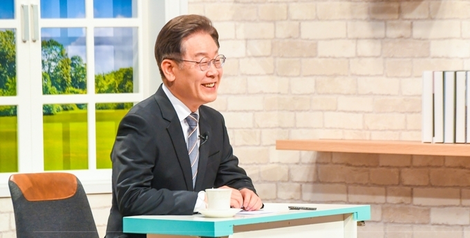 더불어민주당 이재명 대선 후보가 지난 13일 제주MBC에서 제주일보를 비롯한 제주지역 언론4사와 공동인터뷰를 갖고 제주 현안에 대한 자신의 입장을 밝히고 있다. 고봉수 기자 chkbs9898@jejunews.com