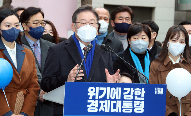 더불어민주당 이재명 대선후보가 14일 오전 서울 중구 명동예술극장 사거리에서 위기극복·국민통합 선언 기자회견을 하고 있다. <국회사진기자단>