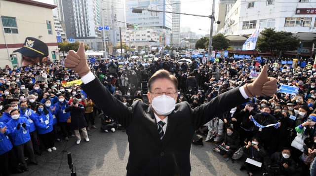 첫 선거 운동의 시작으로 부산을 선택한 이재명 더불어민주당 대선 후보가 15일 오전 부전역 앞에서 열린 유세에서 손을 들어 지지를 호소하고 있다. 정종회 기자 jjh@