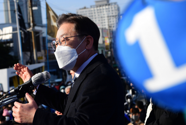 첫 선거 운동의 시작으로 부산을 선택한 이재명 더불어민주당 대선 후보가 15일 오전 부전역 앞에서 열린 유세에서 지지를 호소하는 연설을 하고 있다. 정종회 기자 jjh@