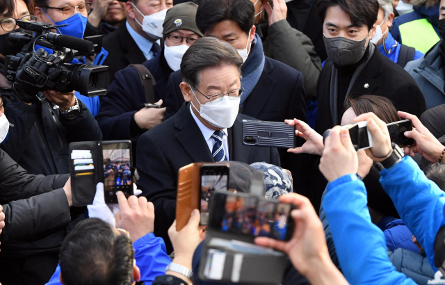 첫 선거 운동의 시작으로 부산을 선택한 이재명 더불어민주당 대선 후보가 15일 오전 부전역 앞에서 열린 유세장에 들어오며 지지자들과 인사를 하고 있다. 정종회 기자 jjh@