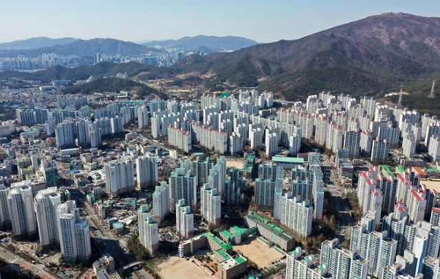 지난해 12월 부산의 아파트 실거래가격이 0.89% 하락한 것으로 나타났다. 사진은 부산 해운대구 좌동 해운대 그린시티(신시가지) 전경. 김경현 기자 view@