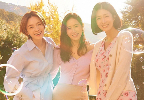 세 친구의 우정과 성장을 그린 드라마 ‘서른, 아홉’ 스틸 컷. 배우 손예진과 전미도, 김지현이 오랜 친구로 등장한다. JTBC 제공