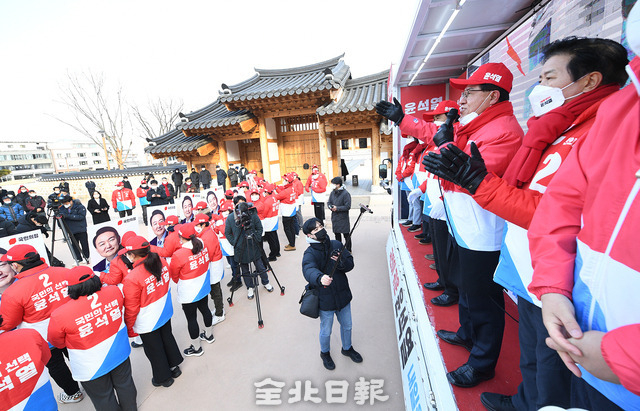 15일 전주 전라감영 앞에서 열린 정권교체를 위한 선거대책위원회 출정식에서 정운천 국민의힘 도당위원장을 비롯한 관계자들이 윤석열 후보의 지지를 호소하고 있다. /오세림 기자