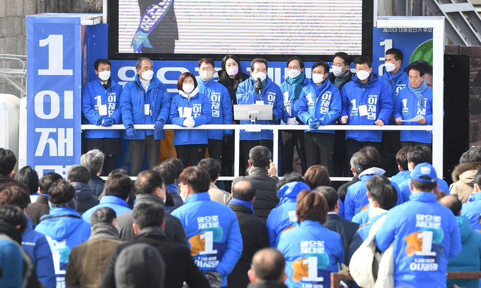 15일 전주 풍남문 앞에서 열린 더불어민주당 전북도당 대전환 선거 대책위원회 대선 출정식에서 정세균 상임고문이 이재명 후보 지지를 호소하고 있다. /오세림 기자
