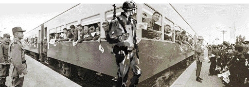 1971년 12월 춘천역에서 열린 파월장병 환송식. 군단장과 열차를 탄 장병이 눈빛을 교환하고 있다(왼쪽 사진). 오른쪽 사진은 파월장병들이 태극기를 흔들며 학생들의 환송을 받고 있는 모습.