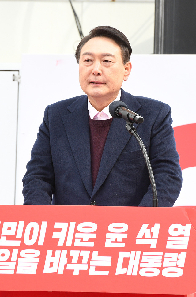 윤석열 국민의힘 대선 후보가 16일 전주역 앞에서 지지를 호소하고 있다. /오세림 기자