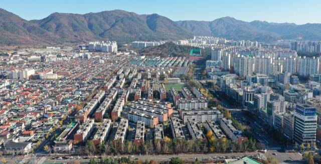 재건축이 추진되고 있는 창원시 의창구 신월동 은아아파트 단지 일대 전경./경남신문DB/