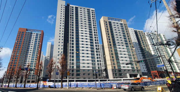 광주 동구 ‘계림 아이파크SK뷰’ 아파트는 지난해 9월 건축공사가 모두 끝났으며, 현재 도배와 마루 인테리어 공사만을 남겨 놓은 상태이다. /최현배 기자 choi@kwangju.co.kr