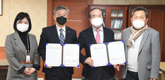 전북일보와 월드비전 전북사업본부는 17일 전북일보 사장실에서 사회공헌 활동 업무혐약을 체결하고 기념촬영을 하고 있다. 오세림 기자 (왼쪽부터 월드비전 박성숙 참여나눔팀장, 나윤철 본부장, 전북일보 윤석정 사장, 백성일 부사장)
